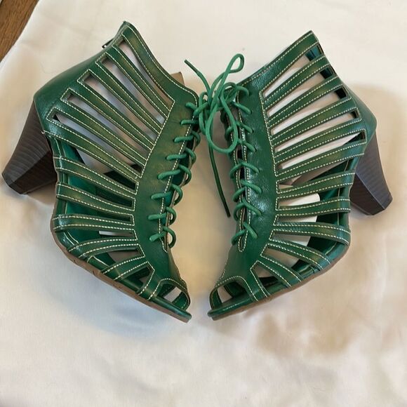 RASOLLI GREEN LACE UP CUT OUT SHOOTIES.  ZIP UP BACK.  NEW IN BOX - Picture 1 of 8